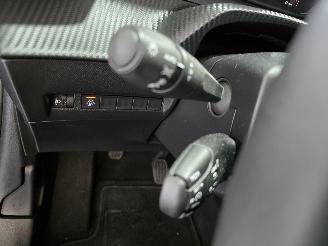Peugeot 208 1.2 PT picture 27