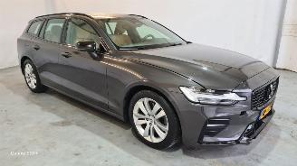 uszkodzony samochody osobowe Volvo V-60 2.0 B3 Plus Dark 2022/9