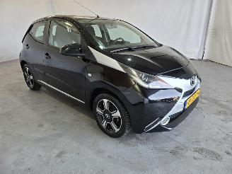 Vaurioauto  passenger cars Toyota Aygo 1.0 VVT-i x-cite 2015/10