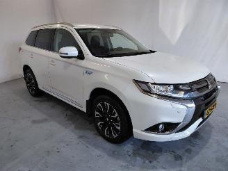 Vaurioauto  passenger cars Mitsubishi Outlander 2.0 PHEV Exec. Ed. 2015/9