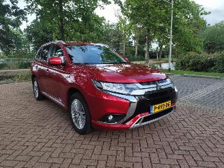 uszkodzony samochody osobowe Mitsubishi Outlander 2.4 PHEV Intense+ 2020/11