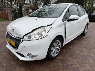 skadebil auto Peugeot 208 1.2 e-VTi Active  automaat 2013/11