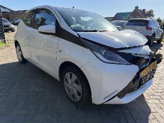 Vaurioauto  passenger cars Toyota Aygo 1.0 VVT-i x-play 2015/1