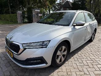 Vaurioauto  passenger cars Skoda Octavia Combi 1.0 TSI Ambition 2021/3