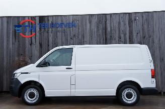 skadebil auto Volkswagen Transporter T6 2.0 TDi L1H1 Airco Navi Cruise Apple Carplay Trekhaak 66KW Euro 6 2021/1