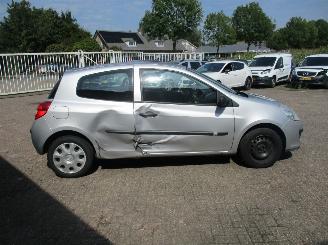Renault Clio 1.2-16V Authentique picture 8