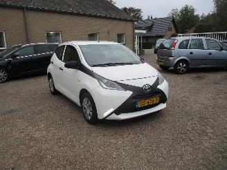 krockskadad bil auto Toyota Aygo 1.0 VVT-i x-NOW Airco NAP 2015/8
