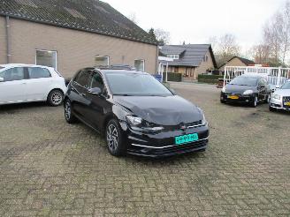 Schadeauto Volkswagen Golf 1.0 TSI HighLine Business R 2017/11