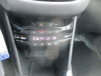 Peugeot 208 1.2 VTi Envy 5drs picture 22