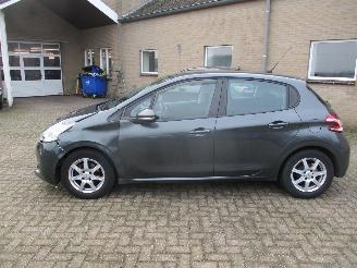 Peugeot 208 1.2 VTi Envy 5drs picture 4