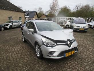 Vaurioauto  passenger cars Renault Clio 0.9 TCe Zen 2017/1