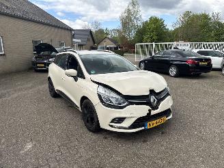 Vaurioauto  passenger cars Renault Clio 0.9 TCe Zen REST BPM €500,-!!! 2017/5