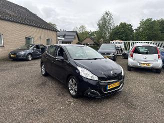 Auto incidentate Peugeot 208 1.6 VTi Allure REST BPM €800,-!!! 2013/7