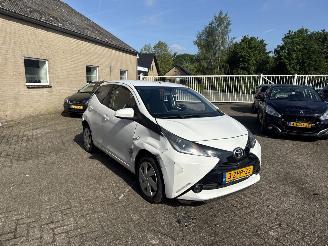 Vaurioauto  passenger cars Toyota Aygo 1.0 VVT-i x-play 2015/2