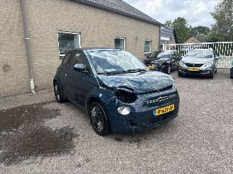 skadebil auto Fiat 500E RED 42 kWh 2022/6