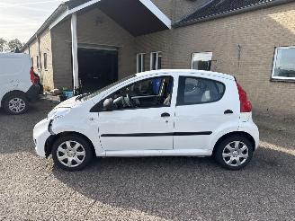 Peugeot 107 1.0-12V XR AIRCO picture 4