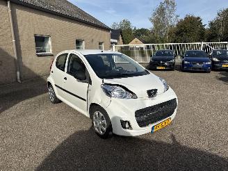 uszkodzony samochody osobowe Peugeot 107 1.0-12V XR AIRCO 2011/12