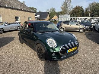 skadebil auto Mini Cooper 1.5 Cooper Business REST BPM €300,-!!! 2015/3