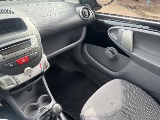 Peugeot 107 1.0-12V XS picture 16
