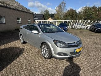 Voiture accidenté Opel Astra TWIN TOP 1.8 Cosmo WEINIG KILOMETERS 2006/10