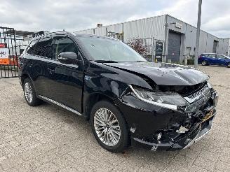 Voiture accidenté Mitsubishi Outlander 2.4 PHEV Intense 2018/10