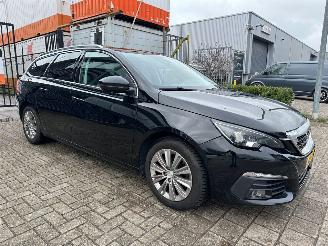 uszkodzony samochody osobowe Peugeot 308 1.2 PureTech Blue Lease Premium 2018/2