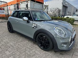 krockskadad bil auto Mini Cooper 1.5 First Born Edition 2014/10
