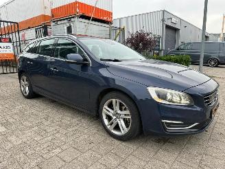 Coche accidentado Volvo V-60 2.4 D6 AWD Plug-In Hybrid Summum 2013/11