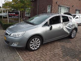 krockskadad bil auto Opel Astra 1.4 Turbo cosmo 2012/3