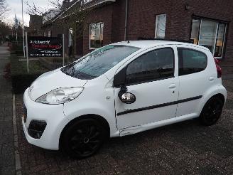 Vaurioauto  passenger cars Peugeot 107 1.0 Active Automaat 2012/3
