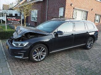 damaged passenger cars Volkswagen Passat 1.4 TSI GTE Highline 2015/10