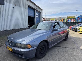 Damaged car BMW 5-serie 520i 125KW AUTOMAAT 2001/2