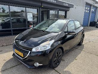 Vaurioauto  passenger cars Peugeot 208 1.0 VTI 50KW AIRCO 2013/10
