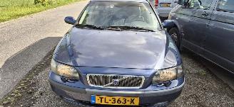 damaged passenger cars Volvo V-70 2.4 D 2002/6