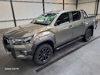 skadebil auto Toyota Hilux 2.8 D-4D 150-KW Automaat 4-WD Invincible 2020/12