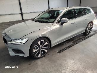 krockskadad bil auto Volvo V-60 2.0 B4 145-KW Automaat Essential-Edition 2025/4