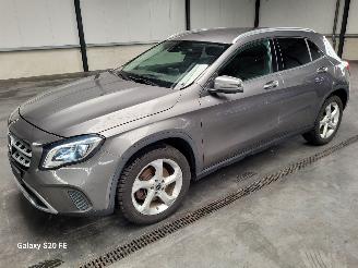Vaurioauto  passenger cars Mercedes GLA 220 Automaat 135-KW 4-MATIC 5drs 2017/8