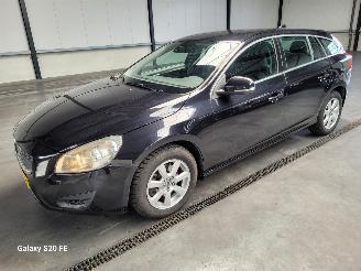 krockskadad bil auto Volvo V-60 1.6 T3 110-KW Automaat Momentum 2013/5