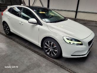 Vaurioauto  passenger cars Volvo V-40 1.5 T3 112-KW Automaat 5drs Panoramadak 2018/10