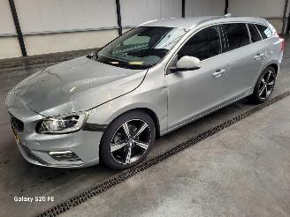 Coche accidentado Volvo V-60 1.5 T3 112-KW Automaat R-DESIGN 2017/6
