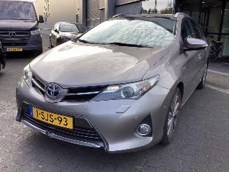 uszkodzony samochody osobowe Toyota Auris 1.8 Touring Hybride 2013/10