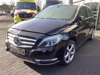Vrakbiler auto Mercedes B-klasse B (W246/W242), Hatchback, 2011 / 2018 1.6 B-180 BlueEFFICIENCY Turbo 16V 2013/11