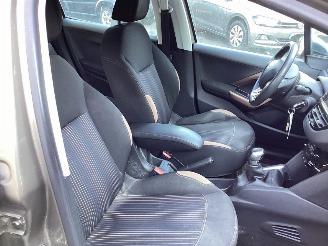 Peugeot 208 1.2 VTi Urban Soul picture 10