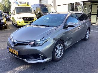 krockskadad bil auto Toyota Auris Touring Sports 1.8 Hybrid Lease 2015/9