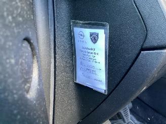 Peugeot 208  picture 13