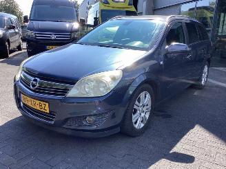 Vaurioauto  passenger cars Opel Astra 16 16V 2007/8