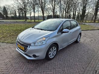 Vaurioauto  passenger cars Peugeot 208 1.2 VTi Active 2013/3