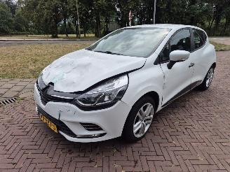 damaged passenger cars Renault Clio 0.9 TCE ZEN 2017/10