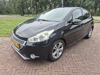 Vaurioauto  passenger cars Peugeot 208 1.4 VTi Allure 2013/4