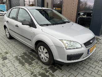Vaurioauto  passenger cars Ford Focus 1.4-16V Ambiente Airco 2005/1